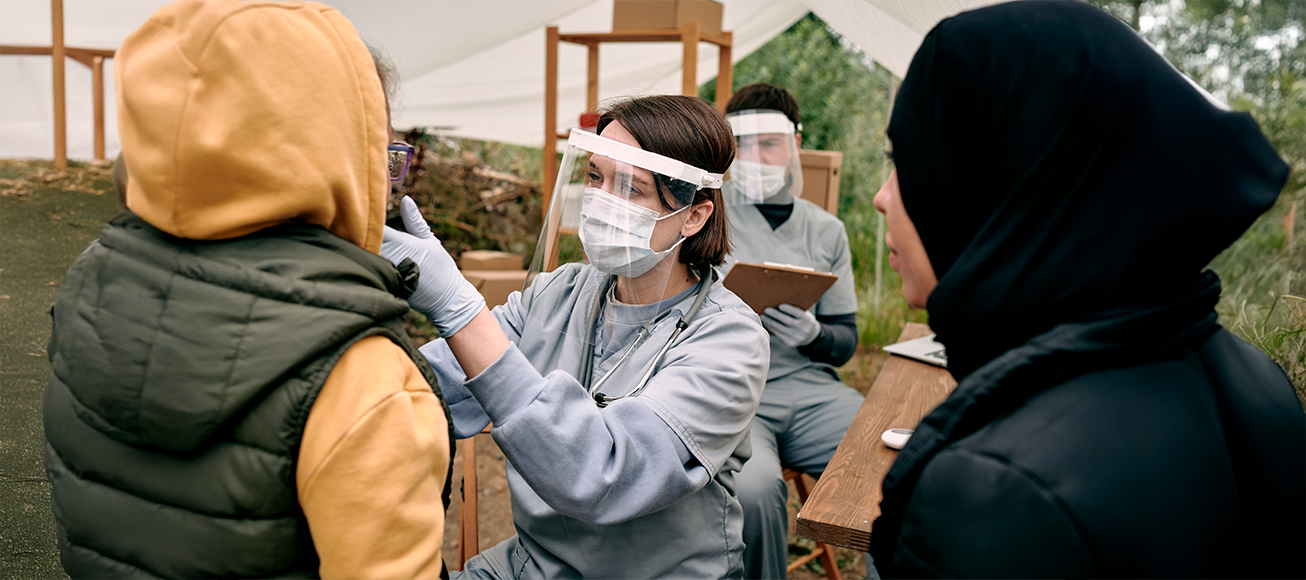 Sanitaria cooperante atendiendo a una paciente