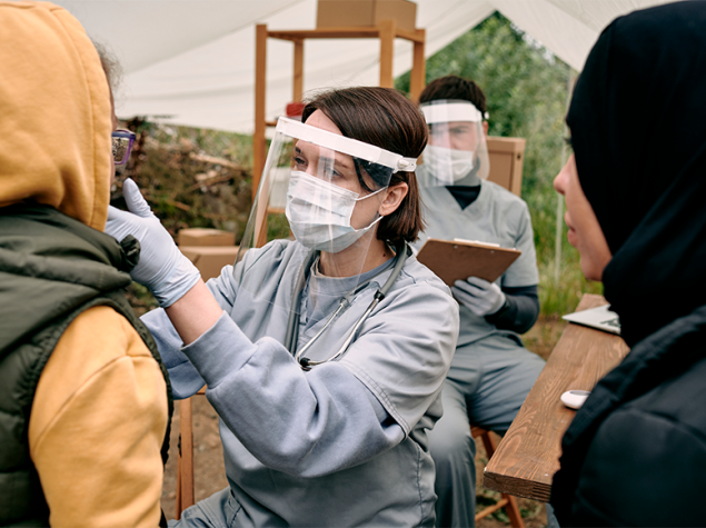 Sanitaria cooperante atendiendo a una paciente