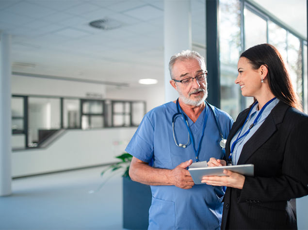 Directora de hospital junto a un médico.