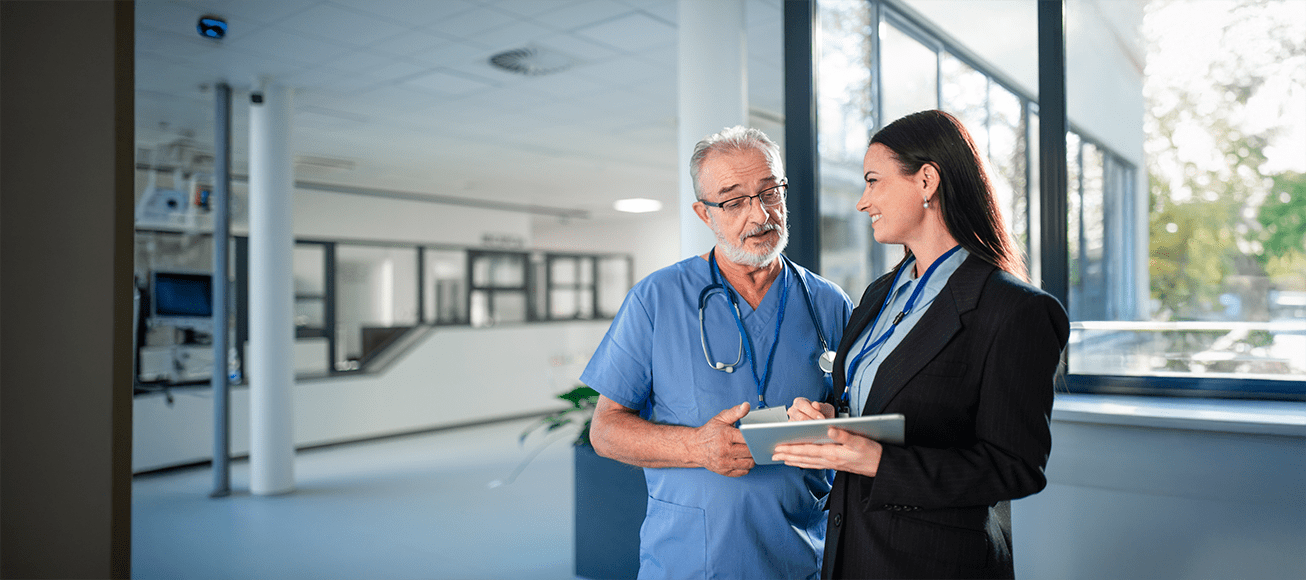 Directora de hospital junto a un médico.