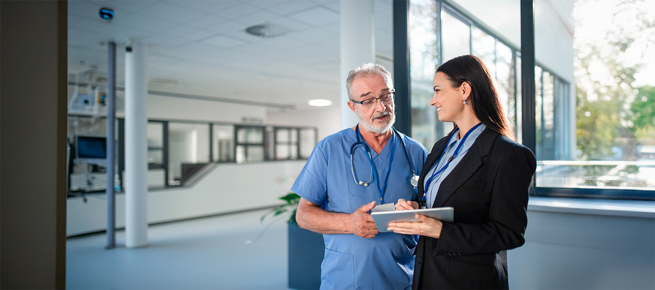 Directora de hospital junto a un médico.