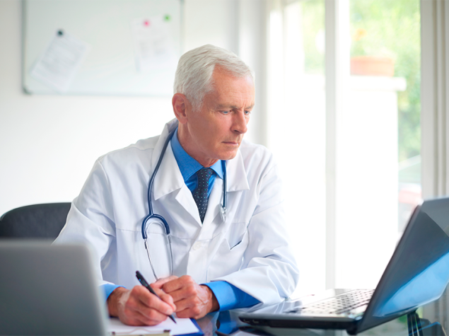 Doctor observando historiales médicos.