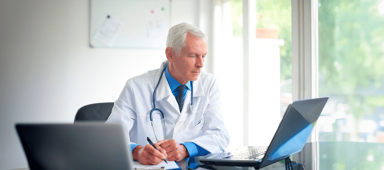 Doctor observando historiales médicos.