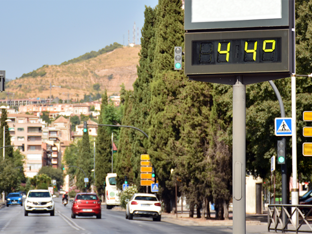 Termómetro marcando temperaturas altas en la calle.
