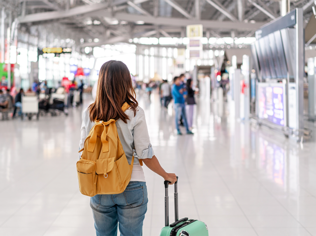 Persona con maleta en el aeropuerto.