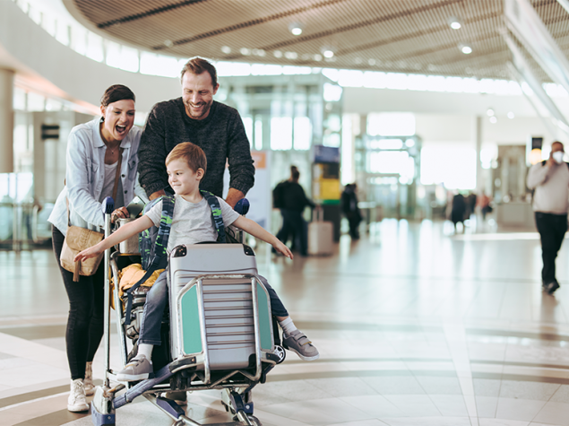 Familia en un aeropuerto.