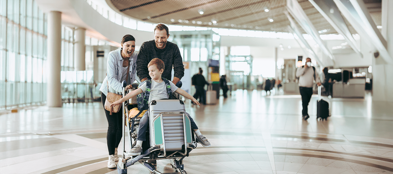 Familia en un aeropuerto.