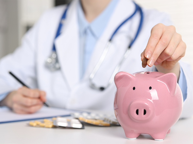 Doctora introduciendo una moneda en una hucha.