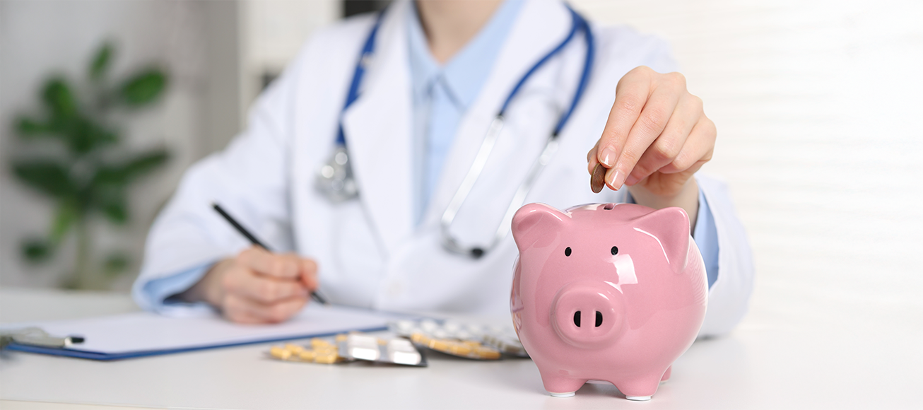 Doctora introduciendo una moneda en una hucha.