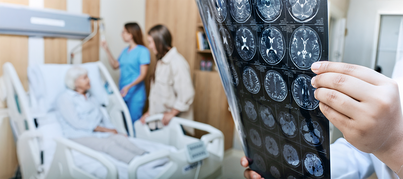 Doctora sostiene una prueba en presencia de una paciente y sus familiares.