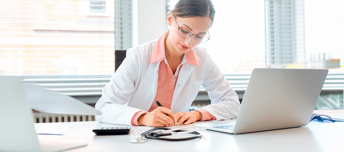 Profesional sanitario preparando la declaración de la renta