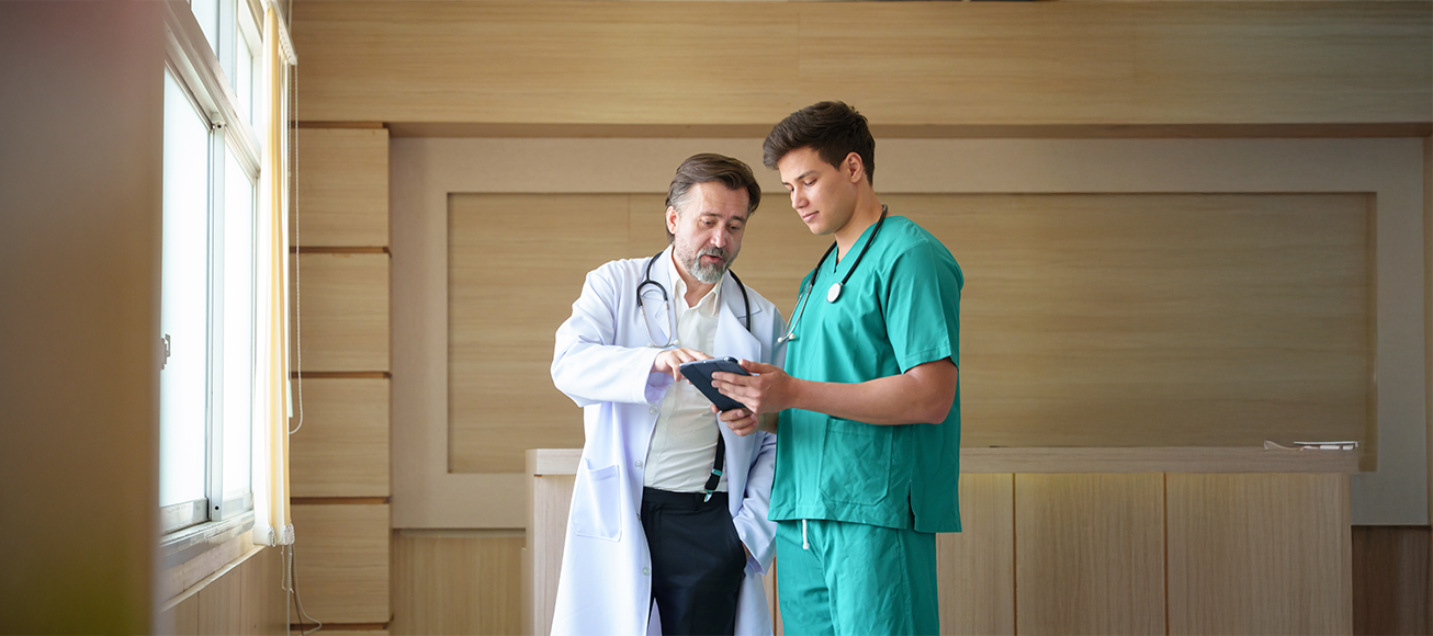 Médico MIR con su tutor