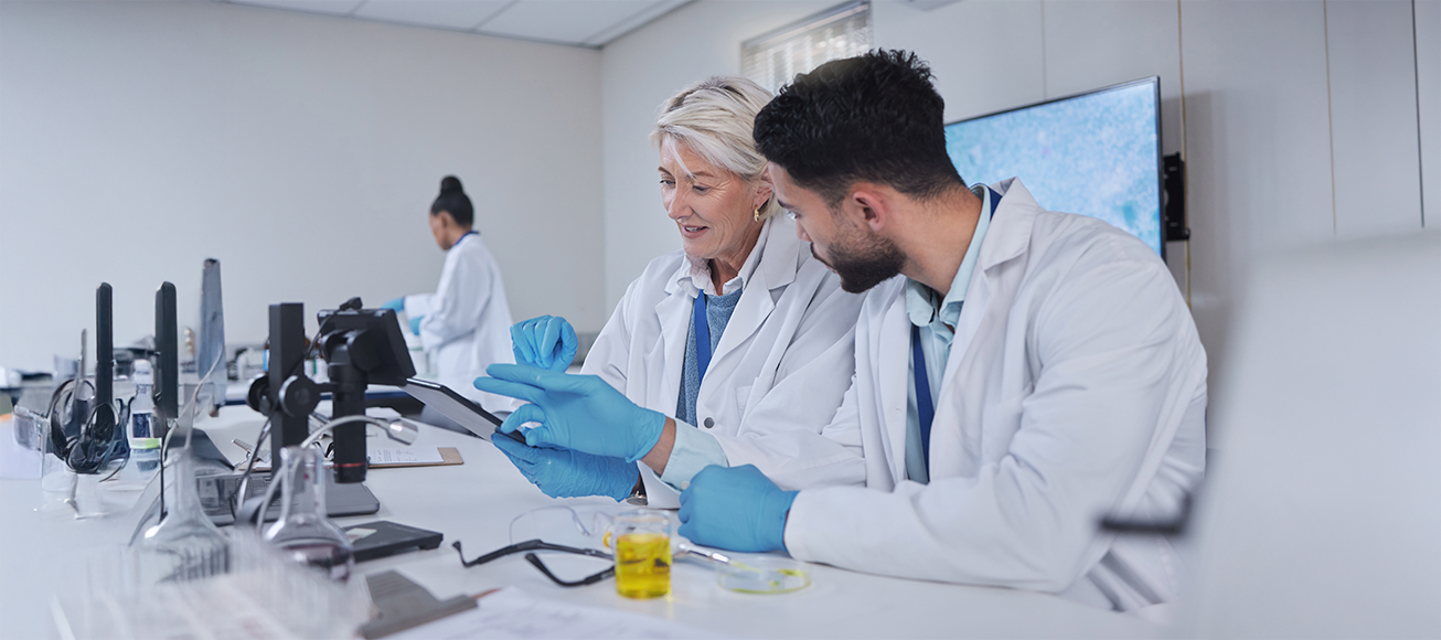 Alumno con su mentora en el laboratorio.
