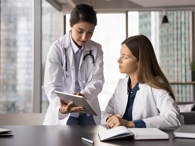 Doctora mentora de una médico residente.