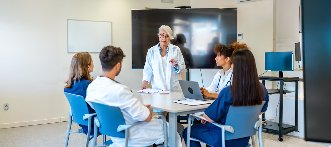 Grupo de Médicos Residentes en una sesión con su mentora.