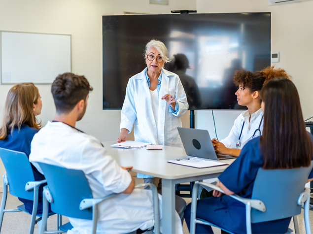 Grupo de Médicos Residentes en una sesión con su mentora.