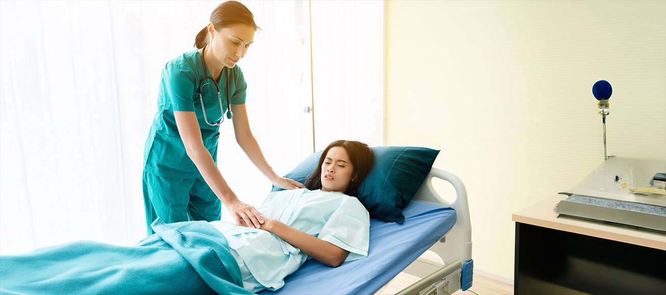 Paciente en una camilla ayudada por una enfermera