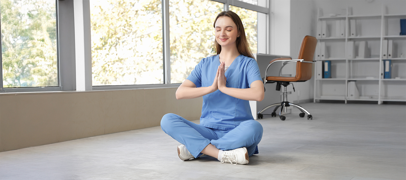 Doctora realizando yoga durante un descanso