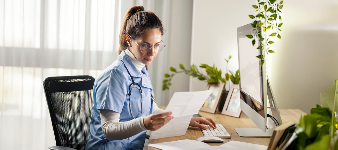 Doctora durante una guardia localizada.