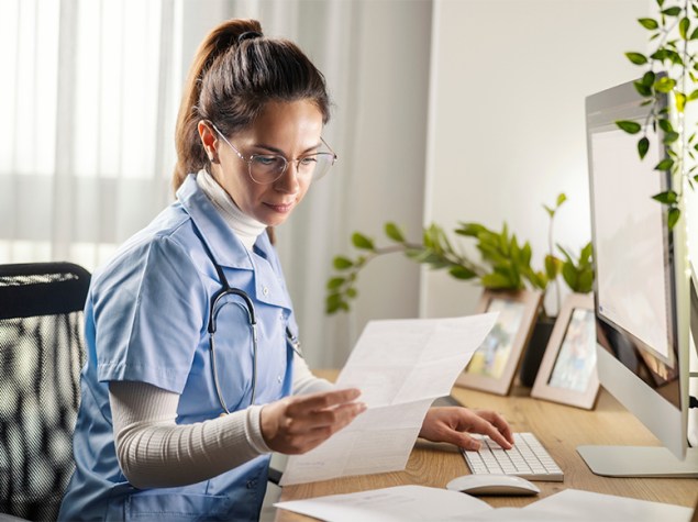 Doctora durante una guardia localizada.