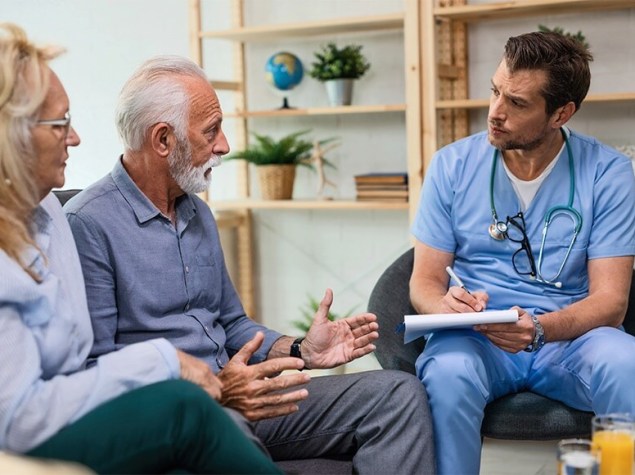 Imagen de pacientes en consulta con escucha activa del médico.
