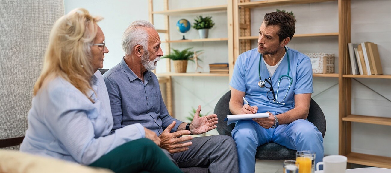 Imagen de pacientes en consulta con escucha activa del médico.