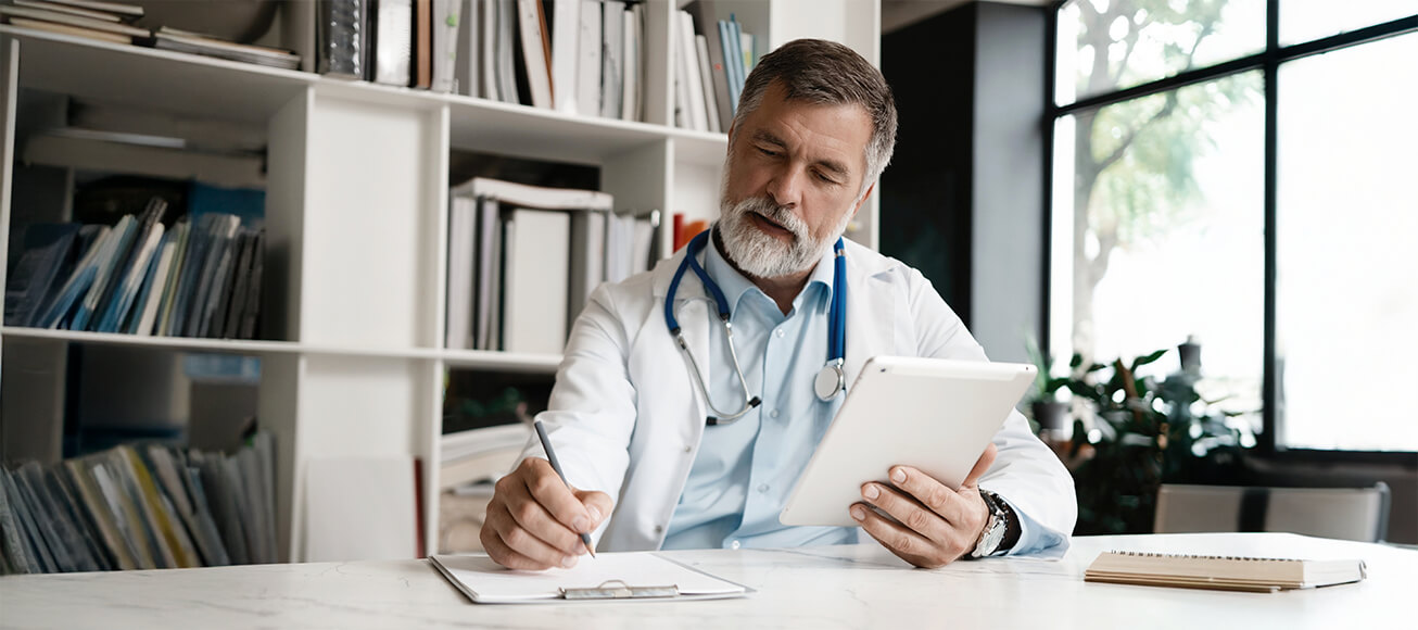 Profesional de la salud haciendo anotaciones.