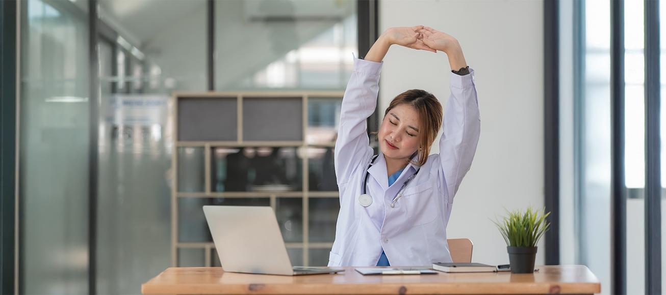 Doctor realizando estiramientos durante la jornada laboral