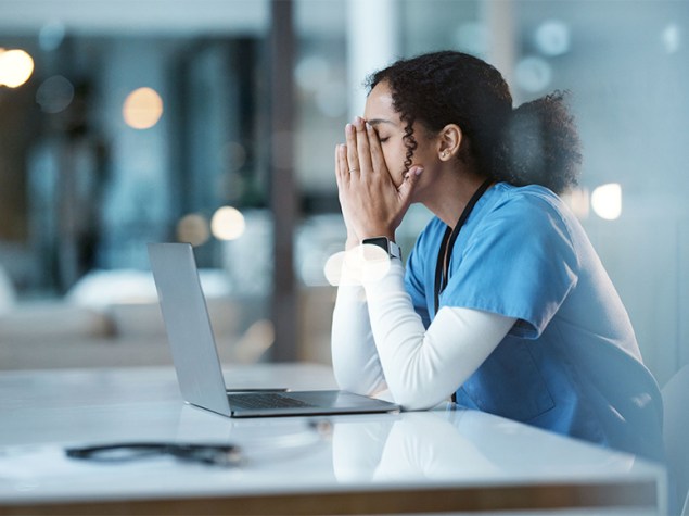 MIR en una situación de estrés con las manos en la cabeza.