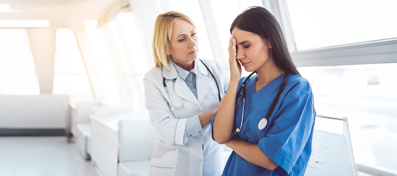 Mentora atendiendo a su MIR durante una guardia.