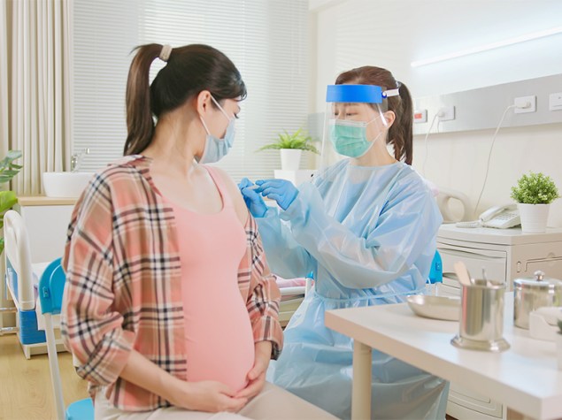 Mujer embarazada en la consulta de un ensayo clínico.