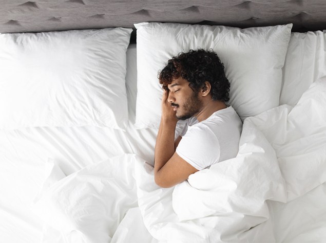 Hombre durmiendo en su cama.