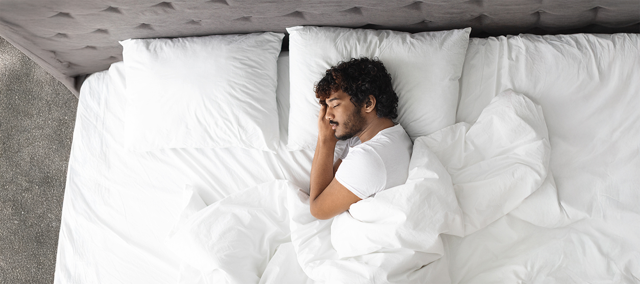 Hombre durmiendo en su cama.