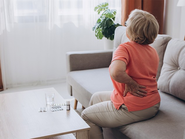 Mujer en su salón tras tomarse una medicación.
