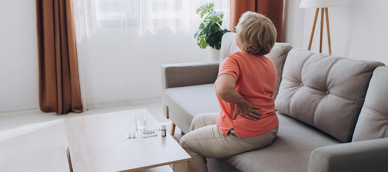Mujer en su salón tras tomarse una medicación.