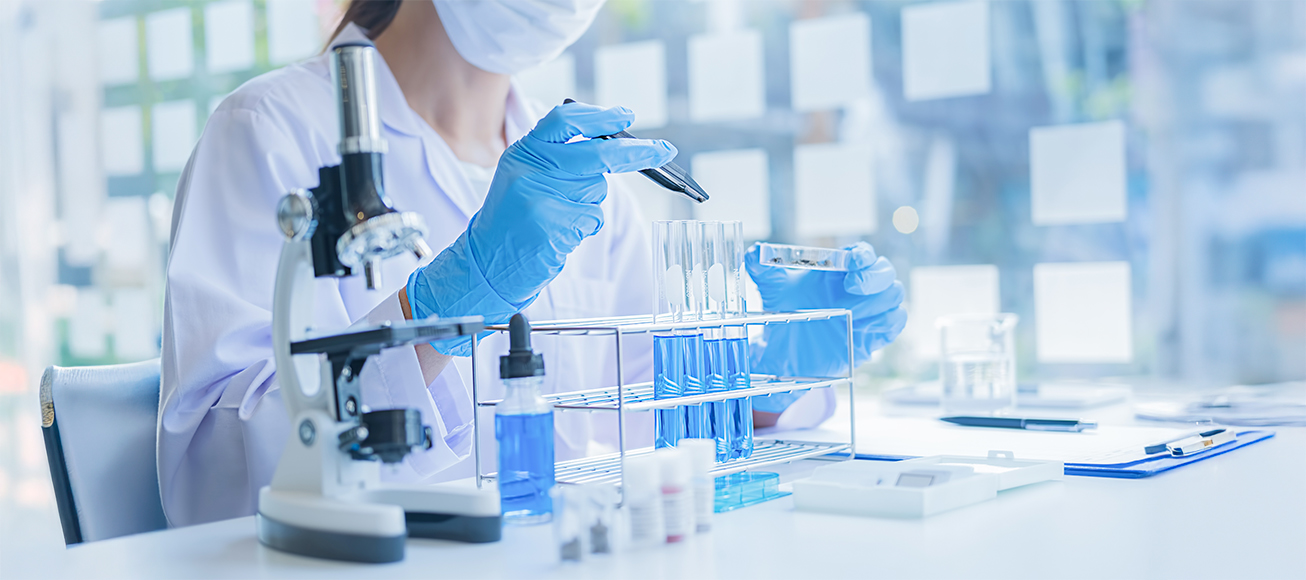 Investigadora en un laboratorio.