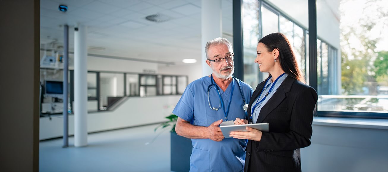 Directora de hospital junto a un médico.