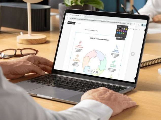 Imagen de un doctor generando gráficos con la ayuda de la IA.