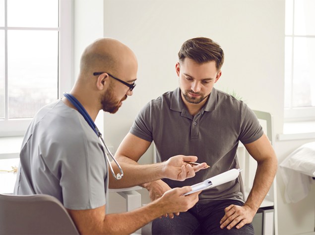 Doctor atendiendo a un paciente.