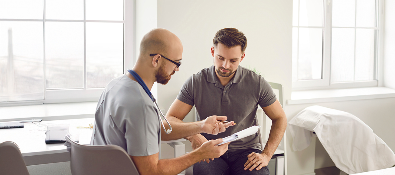 Doctor atendiendo a un paciente.