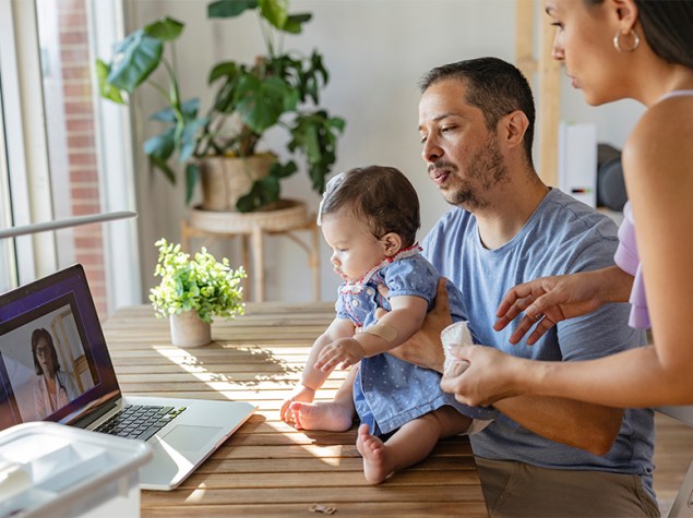 Familia teniendo una consulta on line con su bebé.