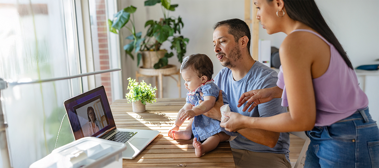 Familia teniendo una consulta on line con su bebé.