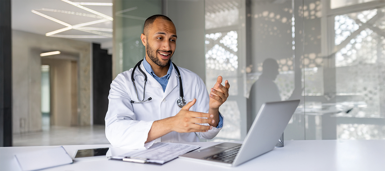 Doctor durante una consulta telemática.