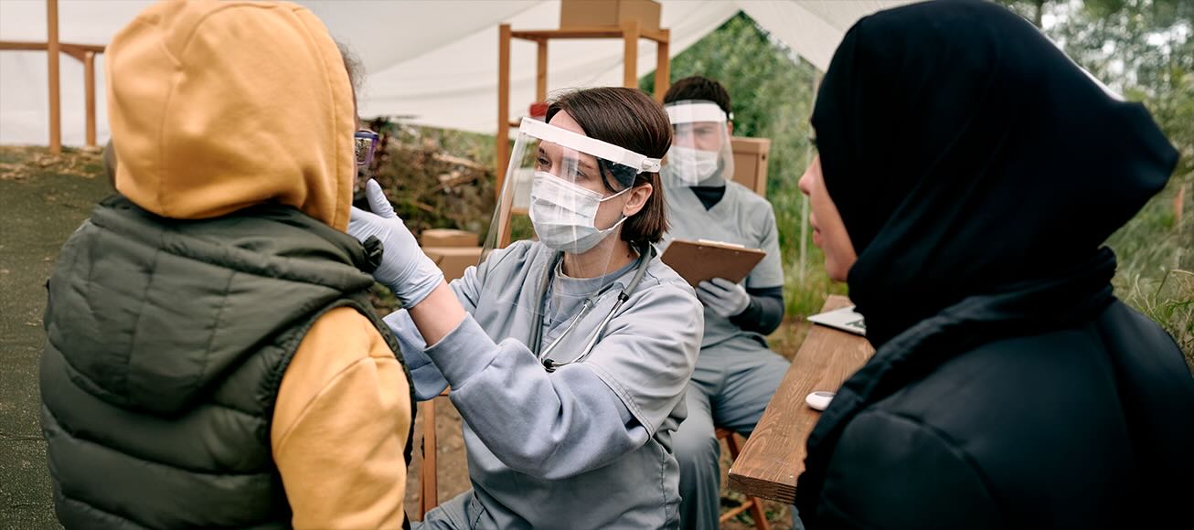 Sanitaria cooperante atendiendo a una paciente.