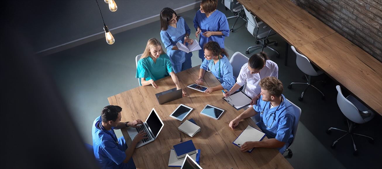 Profesionales sanitarios estudiando en una sala.