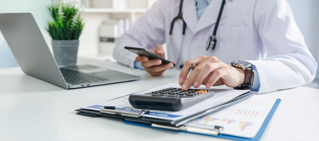 Profesional sanitario calculando su tributación fiscal.