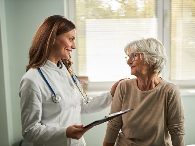Doctora atendiendo a una paciente.
