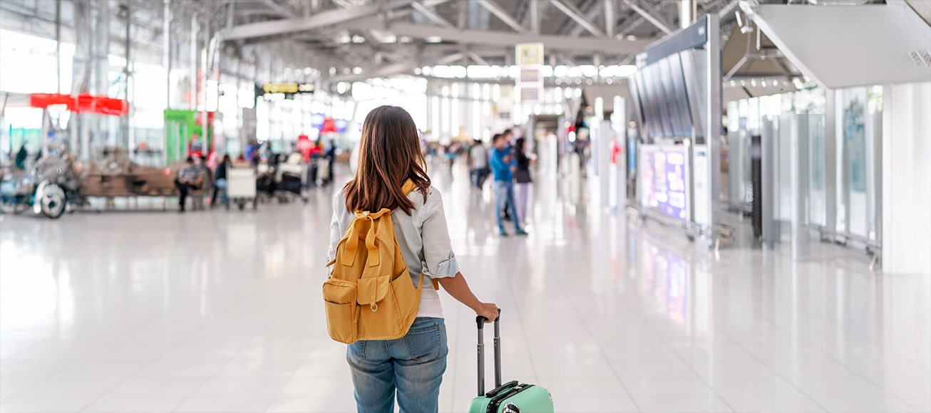 Profesional sanitario con maleta en el aeropuerto.