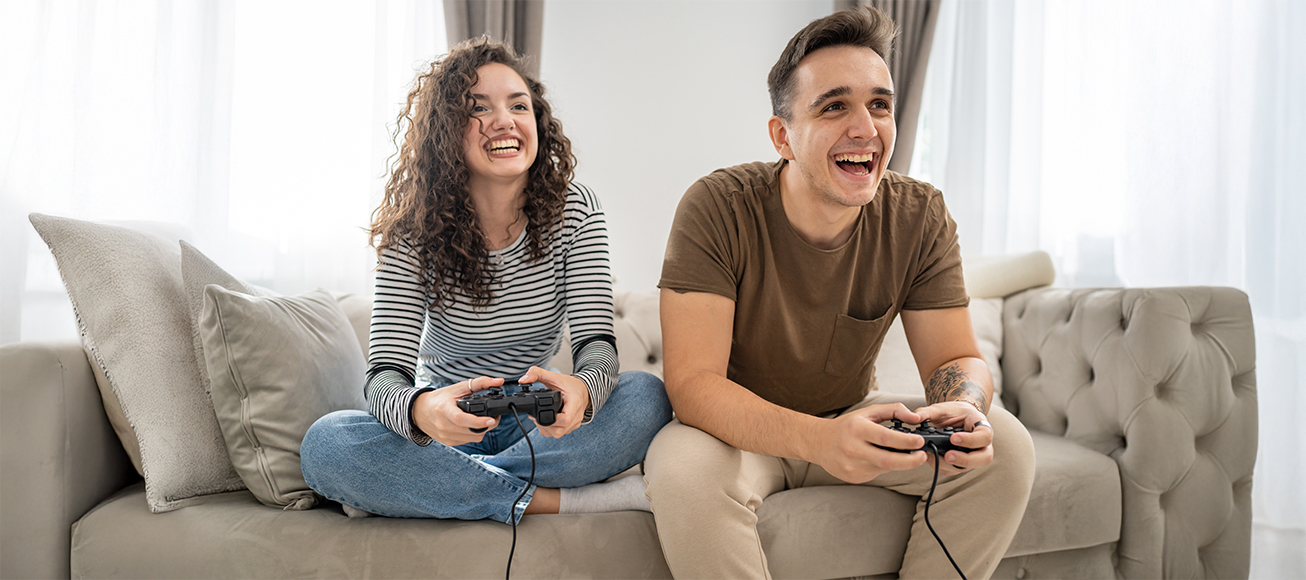 Una pareja juega juntos con un videojuego.
