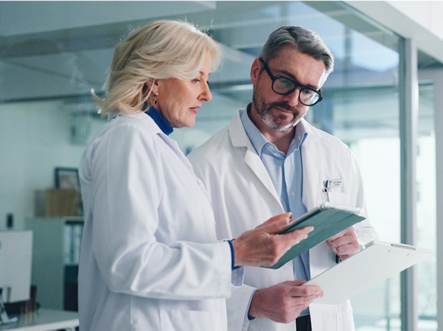 Dos médicos observan y debaten sobre una historia clínica
